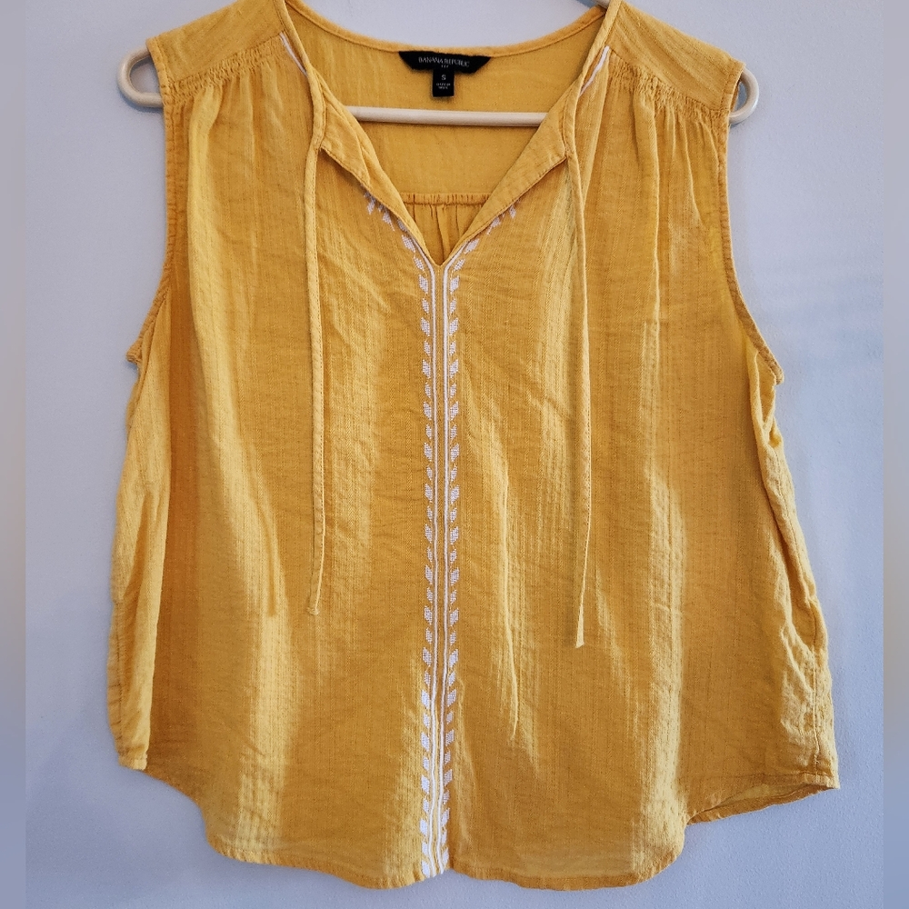 (4 For $20)BANANA REPUBLIC YELLOW LIGHT PLEATED BLOUSE SIZE S
